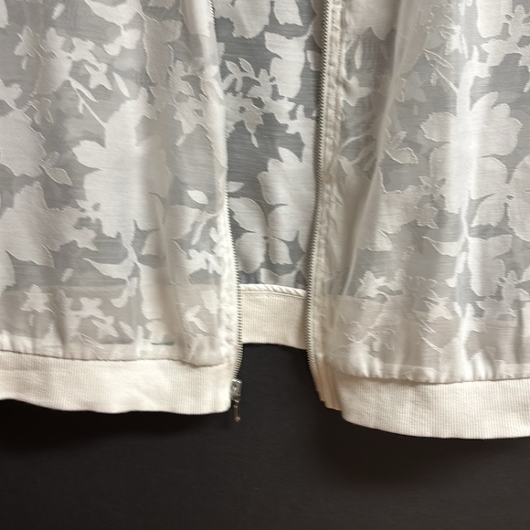 Chico's White Sheer With Flower Cut Out Look Jacket/Cardigan Size 1 - Picture 8 of 16